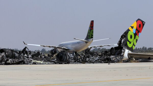 Сгоревший пассажирский самолет в аэропорту Триполи, Ливия - Sputnik Србија