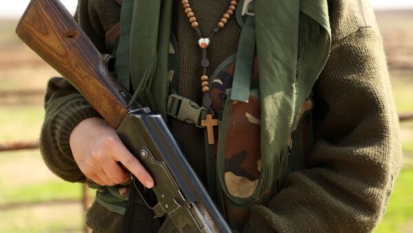 Жена припадница Јединица за заштиту курдских народа са пушком у руци - Sputnik Србија