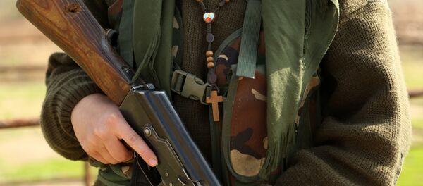 Жена припадница Јединица за заштиту курдских народа са пушком у руци - Sputnik Србија