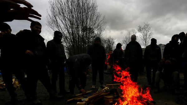 Migranti pokušavaju da se ugreju paleći vatru - Sputnik Srbija