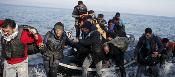 Избеглице се искрцавају на грчко ортво Лезбос Избеглице се искрцавају на грчко ортво Лезбос - Sputnik Србија