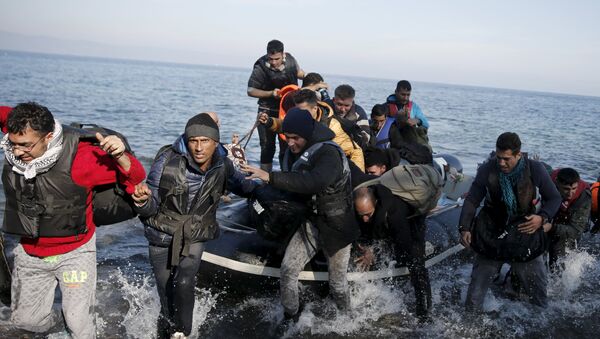 Izbeglice se iskrcavaju na grčko ortvo Lezbos - Sputnik Srbija