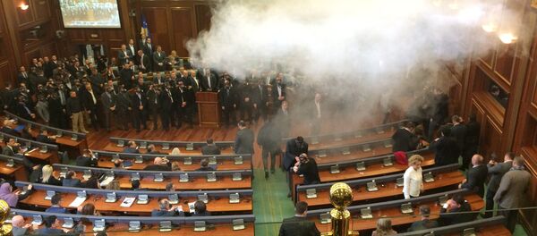 Sednica Skupštine Kosova prekinuta nakon što je u salu bačen suzavac. - Sputnik Srbija