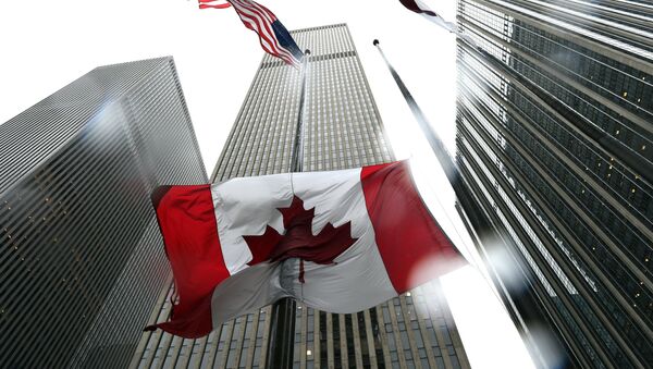 Канадска застава на пола копља у Генералном конзулату Канаде у Њујорку 23. октобра, 2014 - Sputnik Србија
