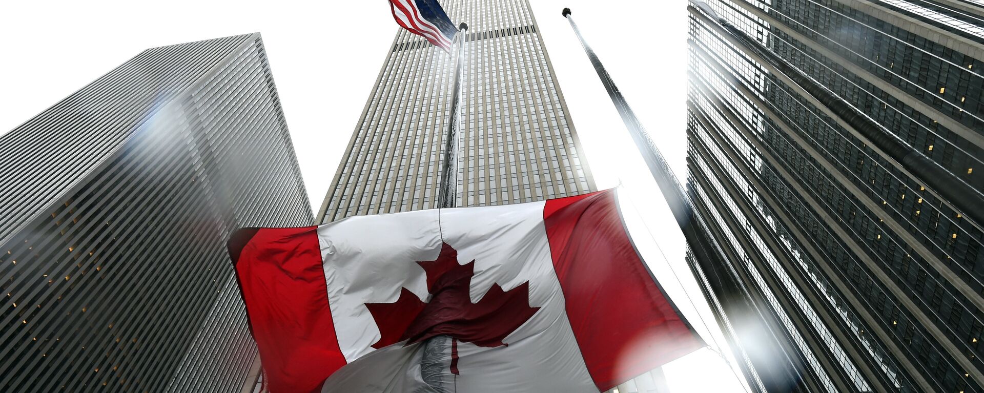 Канадска застава на пола копља у Генералном конзулату Канаде у Њујорку 23. октобра, 2014 - Sputnik Србија, 1920, 27.02.2023