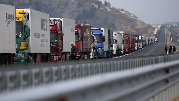 Kolona kamiona se vide na autoputu u blizini graničnog prelaza Kulata između Bugarske i Grčke - Sputnik Srbija