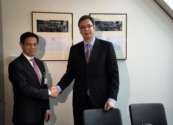 Predsednik Vlade Republike Srbije Aleksandar Vučić u Londonu sa zamenikom pomoćnika državnog sekretara SAD-a Hojtom Brajanom Jiemom - Sputnik Srbija