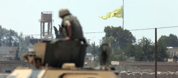 Турски војник из тенка посматра Курде на сиријској територији Турски војник из тенка посматра Курде на сиријској територији - Sputnik Србија