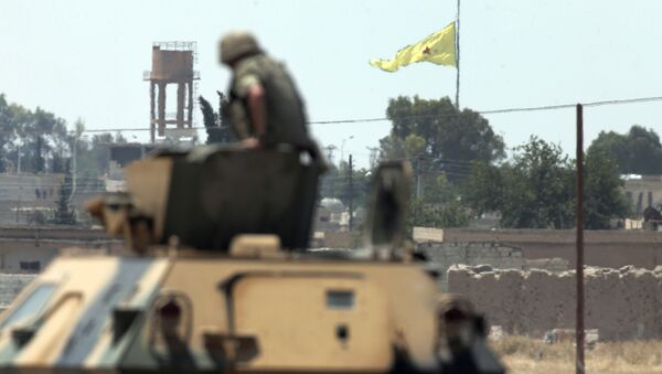 Turski vojnik iz tenka posmatra Kurde na sirijskoj teritoriji - Sputnik Srbija