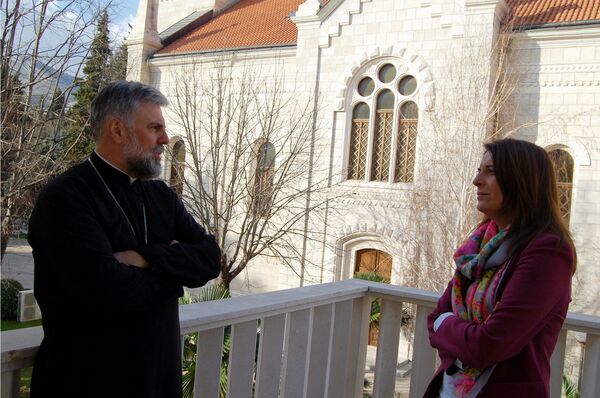 Vladika Zahumsko-hercegovački i primorski Grigorije sa novinarkom Sputnjika Senkom Miloš Vladika Zahumsko-hercegovački i primorski Grigorije sa novinarkom Sputnjika Senkom Miloš - Sputnik Srbija