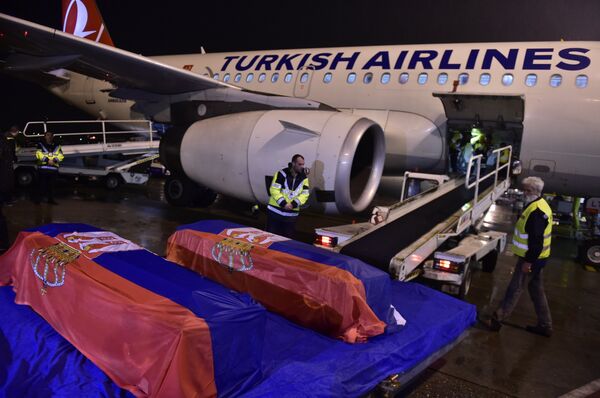 Тела Слађане Станковић и Јовице Степића, службеника Амбасаде Србије у Либији, допремљена су авионом на београдски аеродром. Преузимању тела је присуствовао министар спољних послова Ивица Дачић  - Sputnik Србија