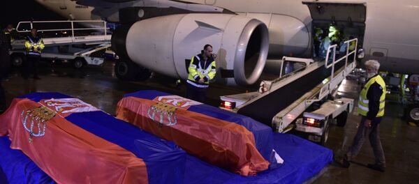 Tela Slađane Stanković i Jovice Stepića, službenika Ambasade Srbije u Libiji, dopremljena su avionom na beogradski aerodrom. Preuzimanju tela je prisustvovao ministar spoljnih poslova Ivica Dačić - Sputnik Srbija