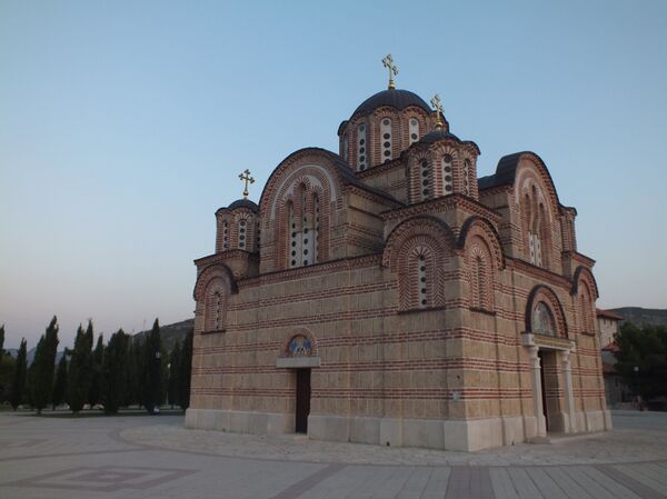 Hercegovačka Gračanica iznad Trebinja u koju su iz Amerike preneti posmrtni ostaci najpoznatijeg Trebinjca, pesnika Jovana Dučića. Hercegovačka Gračanica iznad Trebinja u koju su iz Amerike preneti posmrtni ostaci najpoznatijeg Trebinjca, pesnika Jovana Dučića. - Sputnik Srbija