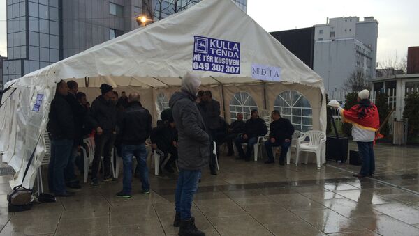 Присталице опозиције протестују у шаторима испред Владе и Скупштине Косова захтевајући ванредне изборе. - Sputnik Србија