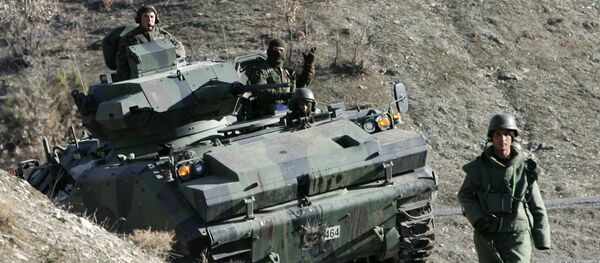 Turski vojnici patroliraju na putu u blizini granice Turske i Iraka Turski vojnici patroliraju na putu u blizini granice Turske i Iraka - Sputnik Srbija