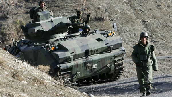 Turski vojnici patroliraju na putu u blizini granice Turske i Iraka - Sputnik Srbija