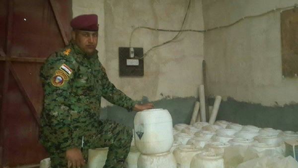 Ирачки војник показује хемијско оружје које користе терористи ДАЕШ-а у Анбар провинцији у Ираку - Sputnik Србија