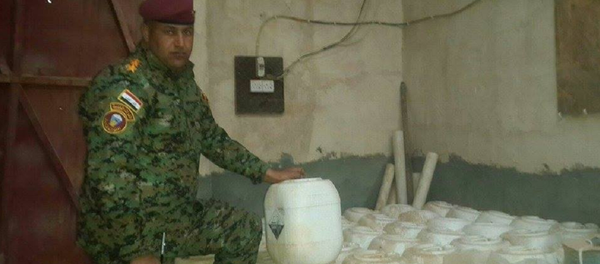 Irački vojnik pokazuje hemijsko oružje koje koriste teroristi DAEŠ-a u Anbar provinciji u Iraku - Sputnik Srbija