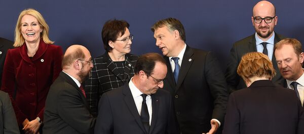 Премијер Данске Хеле Торнинг-Шмит, председник ЕП Мартин Шулц, пољски премијер Ева Копач, француски председник Франсоа Оланд, мађарски премијер Виктор Орбан, италијански премијер Матео Ренци,  белгијски премијер Чарлс Мајкл и председник Европског савета Доналд Туск - Sputnik Србија