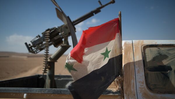 Sirijska zastava na vojnom vozilu pripadnika sirijske armije. - Sputnik Srbija