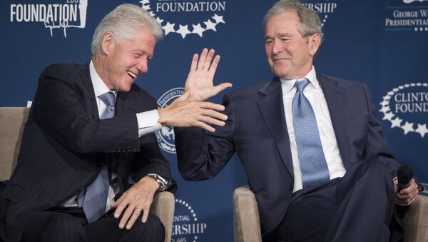 Бивши председници САД Бил Клинтон и Џорџ Буш - Sputnik Србија