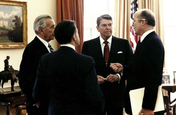 Bivši predsednik SAD Ronald Regan u Beloj kući - Sputnik Srbija