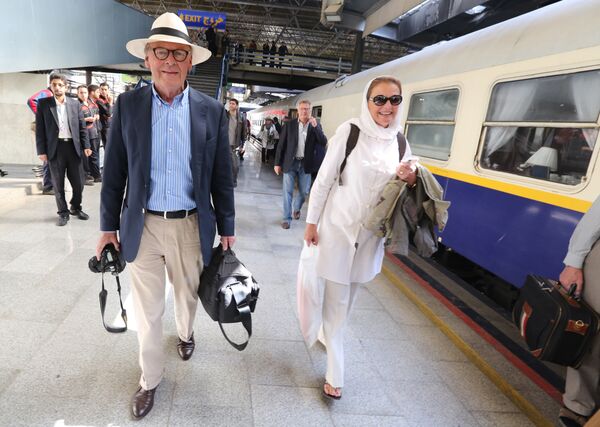 Туристи на железничкој станици у Техерану Туристи на железничкој станици у Техерану - Sputnik Србија