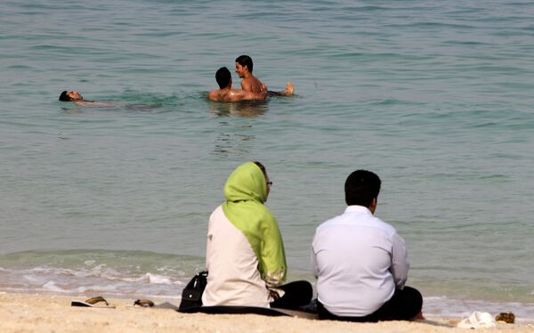 Ирански пар седни на плажи на Кишу Ирански пар седни на плажи на Кишу - Sputnik Србија
