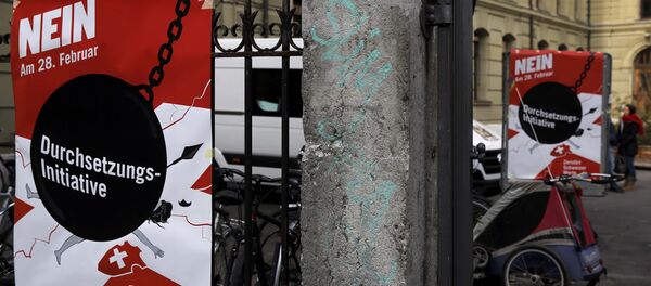 Plakati protiv referenduma o proterivanju stranaca u Švajcarskoj. Plakati protiv referenduma o proterivanju stranaca u Švajcarskoj. - Sputnik Srbija