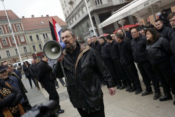 Proustaška Autohtona hrvatska stranka prava (A-HSP) postrojava na zagrebačkom Trgu bana Jelačića svoju stranačku, crnokošuljašku vojsku Proustaška Autohtona hrvatska stranka prava (A-HSP) postrojava na zagrebačkom Trgu bana Jelačića svoju stranačku, crnokošuljašku vojsku - Sputnik Srbija