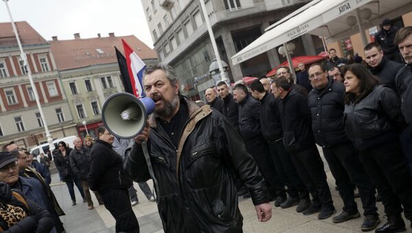 Проусташка Аутохтона хрватска странка права (А-ХСП) постројава на загребачком Тргу бана Јелачића своју страначку, црнокошуљашку војску - Sputnik Србија