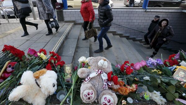 Cveće ispred stanice moskovskog metroa na mestu na kome je uhapšena dadilja koja je ubila dete - Sputnik Srbija