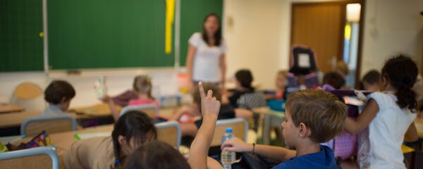 Ђаци у учионици-илустрација Ђаци у учионици-илустрација - Sputnik Србија