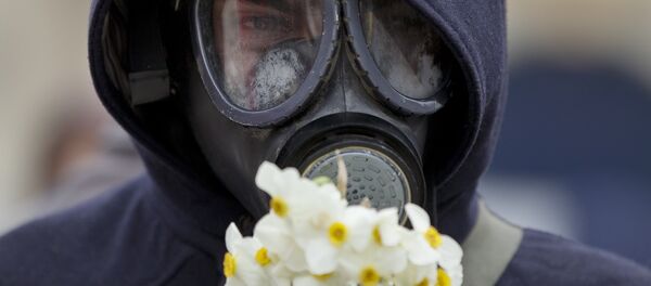 Čovek sa gas-maskom - Sputnik Srbija