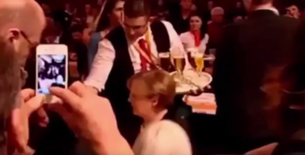 Konobar prosipa pivo na Merkelovu - Sputnik Srbija