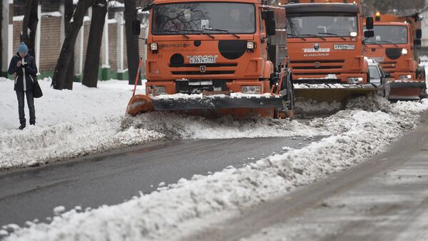Чишћење снега у Москви - Sputnik Србија