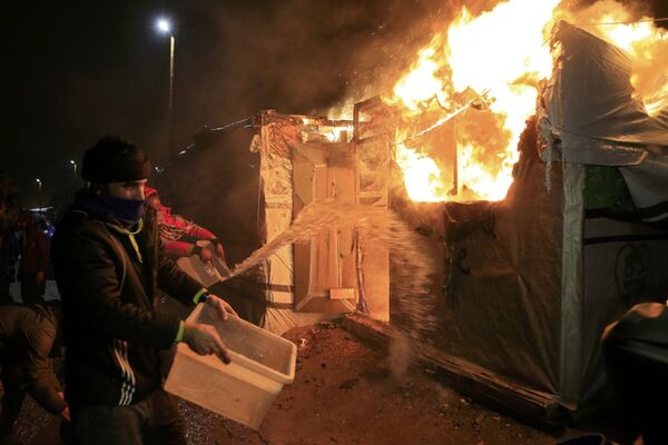 Ако се занемари инцидент са пожарима, ноћ у кампу је прошла прилично тихо. Ако се занемари инцидент са пожарима, ноћ у кампу је прошла прилично тихо. - Sputnik Србија