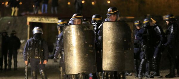 Неколико пута на улазу у „Џунглу” долазиле су машине полицијских специјалних снага. Неколико пута на улазу у „Џунглу” долазиле су машине полицијских специјалних снага. - Sputnik Србија