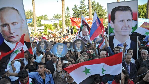 Присталице Асада са руским затставама и тарснпаретном са ликом Владимира Путина, у граду Тарутус, Сирија - Sputnik Србија