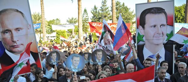 Присталице Асада са руским затставама и траснпаретном са ликом Владимира Путина, у граду Тарутус, Сирија - Sputnik Србија