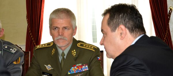 Министар спољних нпослова Србије Ивица Дачић са председавајућим Војног комитета НАТО-а, генералом Петером Павелом - Sputnik Србија