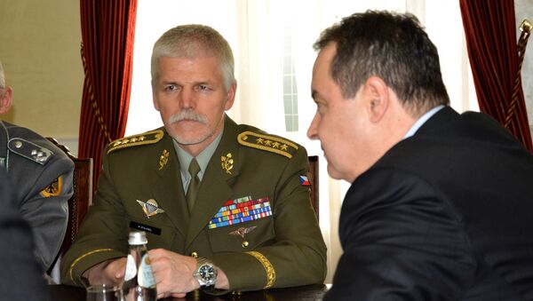 Ministar spoljnih nposlova Srbije Ivica Dačić sa predsedavajućim Vojnog komiteta NATO-a, generalom Peterom Pavelom - Sputnik Srbija