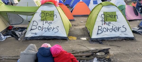 Мигранти у избеглицком кампу у Идоменију - Sputnik Србија