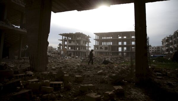 Човек међу рушевинама подручја Џобар, предграђа Дамаска које контролишу побуњеници - Sputnik Србија