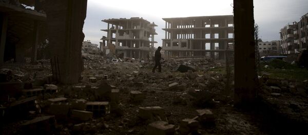 Čovek među ruševinama područja Džobar, predgrađa Damaska koje kontrolišu pobunjenici Čovek među ruševinama područja Džobar, predgrađa Damaska koje kontrolišu pobunjenici - Sputnik Srbija