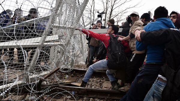 Migranti probijaju ogradu na grčko-makedonskoj granici u blizini mesta Idomeni - Sputnik Srbija