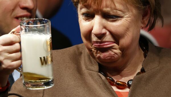 Nemačka kancelarka Angela Merkel pije pivo - Sputnik Srbija