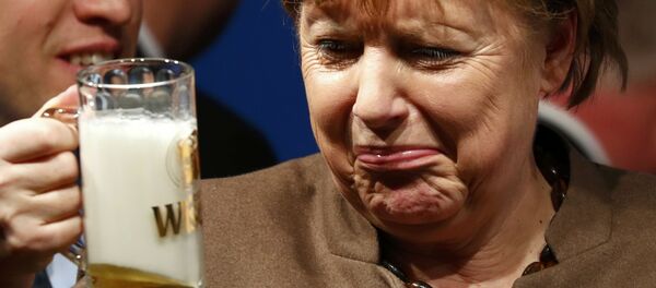 Немачка канцеларка Ангела Меркел пије пиво - Sputnik Србија