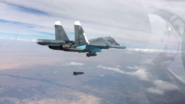 Руски Су-34 ловац-бомбардер на акцији у Сирији против ДАЕШ-а. - Sputnik Србија