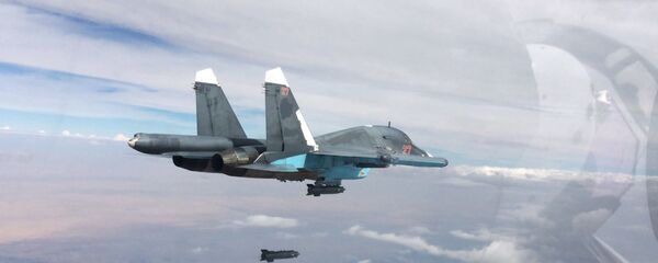 Ruski Su-34 lovac-bombarder na akciji u Siriji protiv DAEŠ-a. - Sputnik Srbija